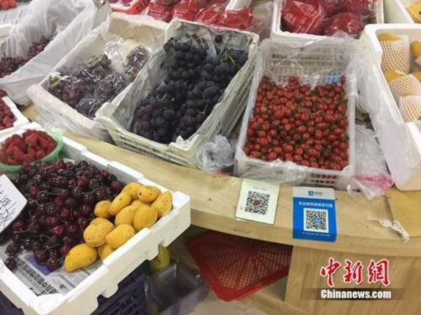 某水果攤，收款二維碼貼在顯眼位置。中新網(wǎng) 吳濤 攝