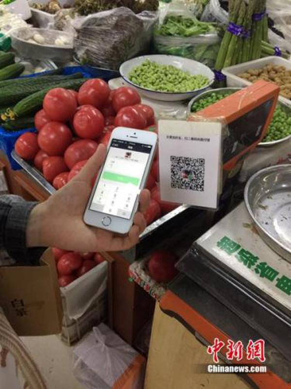有顧客正在用微信支付結(jié)賬。中新網(wǎng) 吳濤 攝
