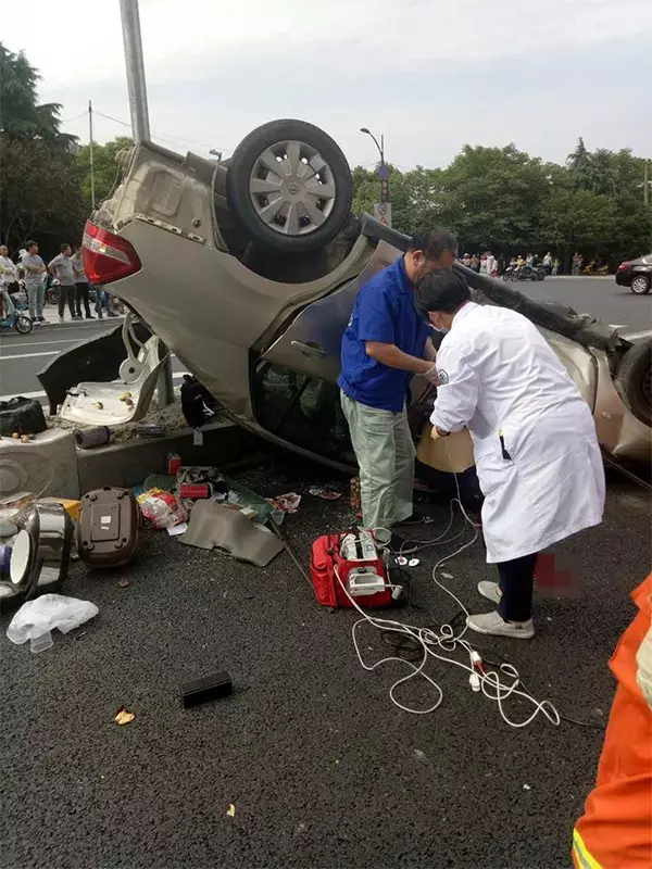 不值！小車(chē)四腳朝天司機(jī)身亡 死者只為偷幾罐奶粉