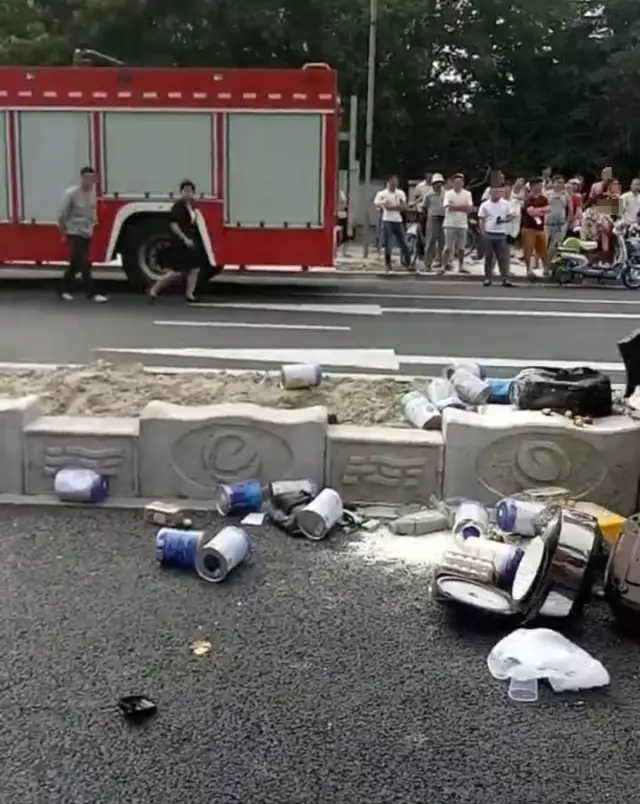 不值！小車(chē)四腳朝天司機(jī)身亡 死者只為偷幾罐奶粉