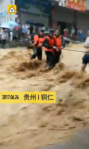 圖為6月24日，貴州銅仁多個(gè)區(qū)縣遭暴雨襲擊。