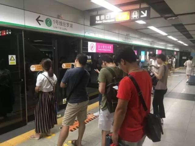 尷尬了！深圳地鐵首開女性車廂 結果塞滿男乘客