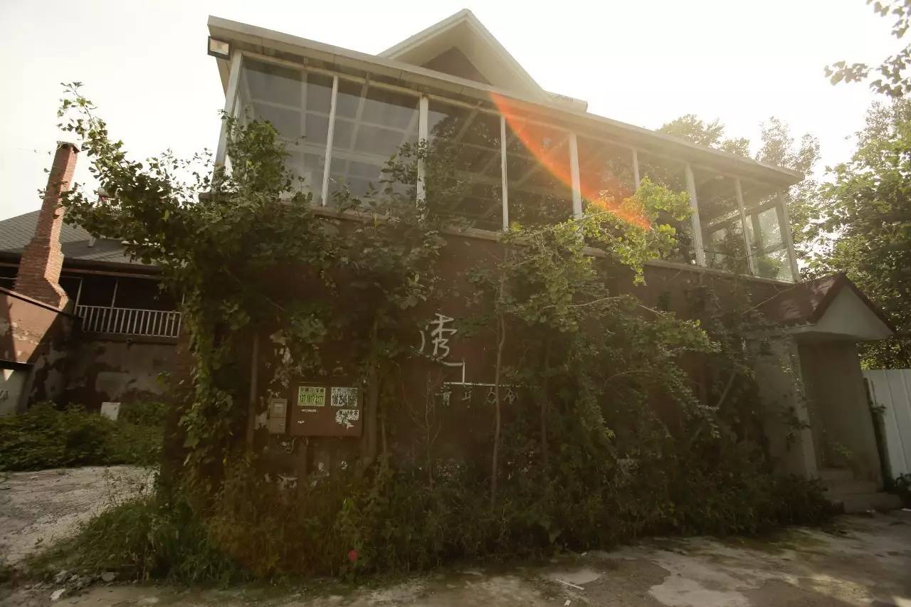▲失戀博物館位于北京市通州區(qū)宋莊鎮(zhèn)的一個(gè)重創(chuàng)空間內(nèi)，這里是一個(gè)藝術(shù)家集聚區(qū)。