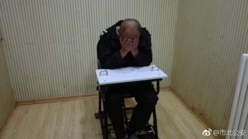  打人男子。圖片來源：青島市公安局市北分局官方微博