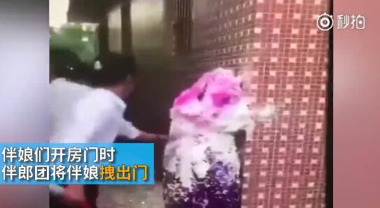 據(jù)澎湃新聞消息，近日廣東江門開平某村又現(xiàn)惡俗婚鬧。男方兄弟團去接新娘的時候，先用彩帶對著姐妹團狂噴，后來甚至有人用滅火器直接噴伴娘面部，害的伴娘差點被送進醫(yī)院。