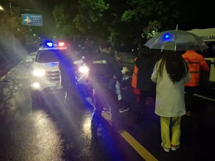 今天凌晨，杭州一對環(huán)衛(wèi)工夫婦被車撞進(jìn)錢塘江