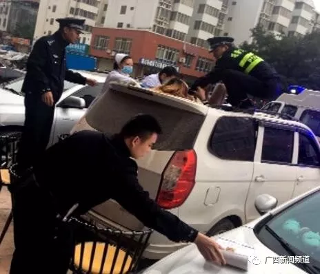 ▲女子跌落至一面包車車頂，民警和醫(yī)護(hù)人員將其救下。