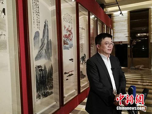 北京保利拍賣執(zhí)行董事趙旭在當(dāng)晚接受采訪。<a target='_blank'  _fcksavedurl='http://www.chinanews.com/' _fcksavedurl='http://www.chinanews.com/' >中新網(wǎng)</a>記者 宋宇晟 攝