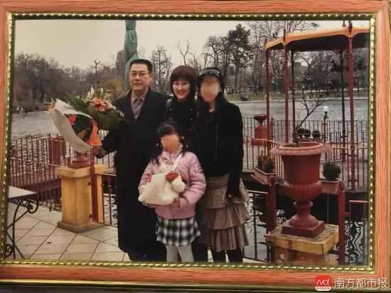 回國之前的張津華和王煥凱，兩個(gè)可愛的女兒，一家四口曾經(jīng)幸福的生活。