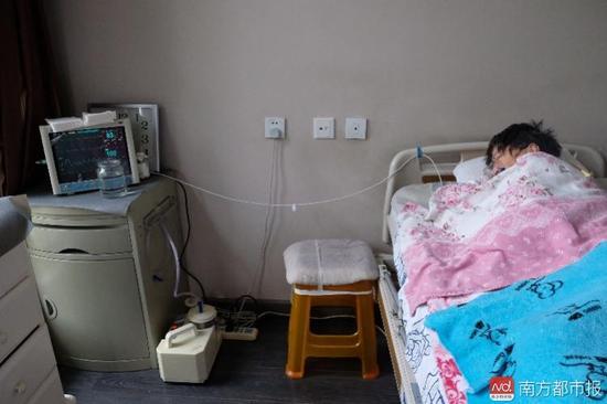 為了照顧張津華，家人把家里的房間變成了病房。氧氣管、心電圖、呼吸機(jī)、排痰機(jī)、鼻飼管、藥柜……（羅逸爵 攝）