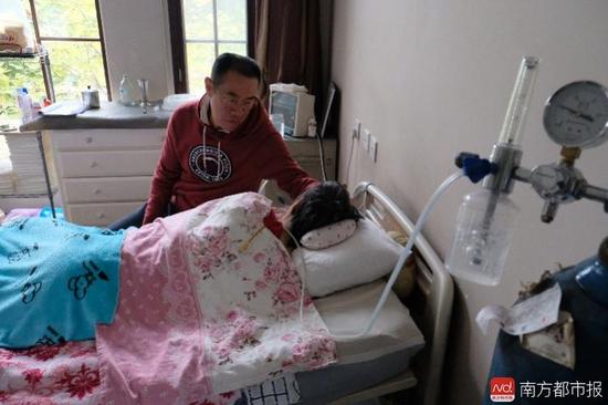 氧氣的轟隆聲，一刻不停地在這個(gè)家里“吵”了九年多。（羅逸爵 攝）