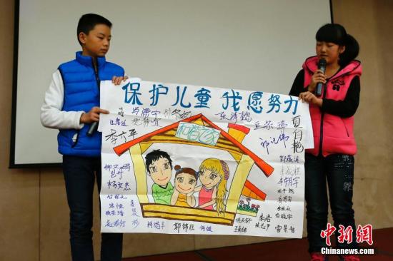 12月4日，由全國婦聯(lián)和聯(lián)合國兒童基金會在北京共同舉辦了“共同行動——停止對兒童暴力，促進兒童保護”的主題宣傳活動。圖為活動兒童代表以繪畫的形式說出他們的心聲。<a target='_blank'  _fcksavedurl='http://www.chinanews.com/'>中新社</a>發(fā) 富田 攝