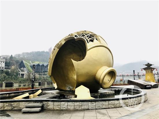 △茅臺鎮(zhèn)1915廣場著名的“壇碎”雕塑。