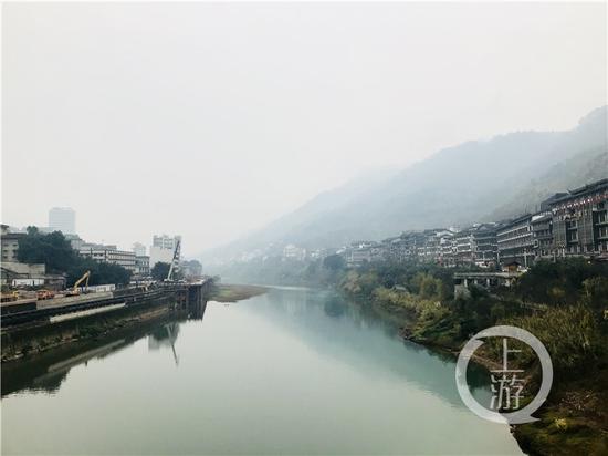 △赤水河兩岸的茅臺鎮(zhèn)有著超過2000家白酒經營戶。