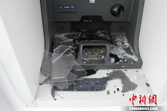 被砸的ATM機(jī)。萬山警方提供
