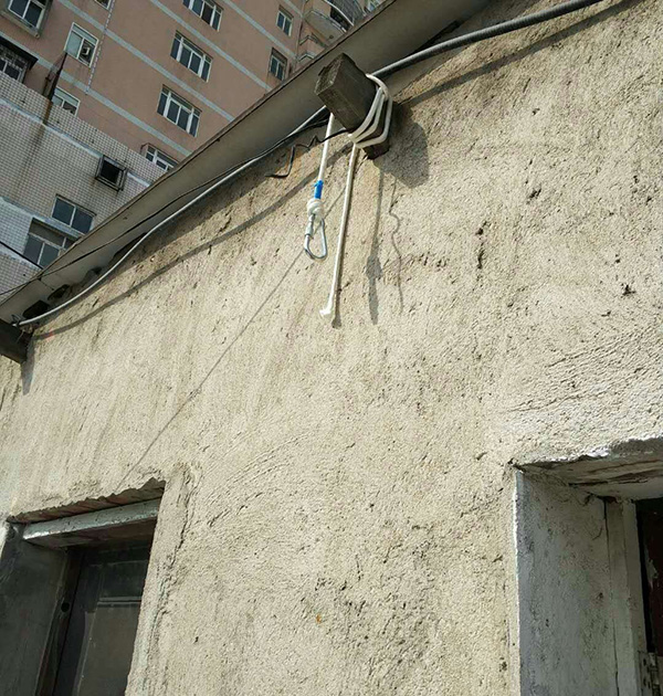 懸掛的登山繩子和房梁。
