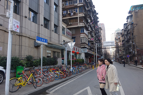 上海路的兩邊，大多是一些老房子。