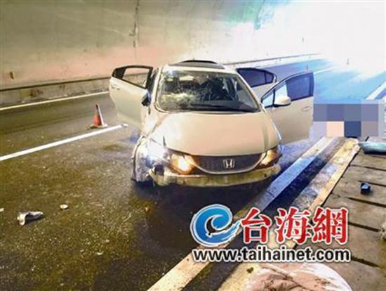 小車在龍巖高速隧道內(nèi)翻車，擋風(fēng)玻璃脫落。 臺海網(wǎng) 圖