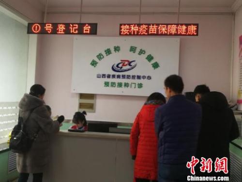 當(dāng)日，山西省疾病預(yù)防控制中心門診部擠滿了前來接種和咨詢四價宮頸癌疫苗的女性。 范麗芳 攝