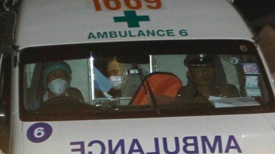 救護車帶著被救少年離開。（圖：EPA）