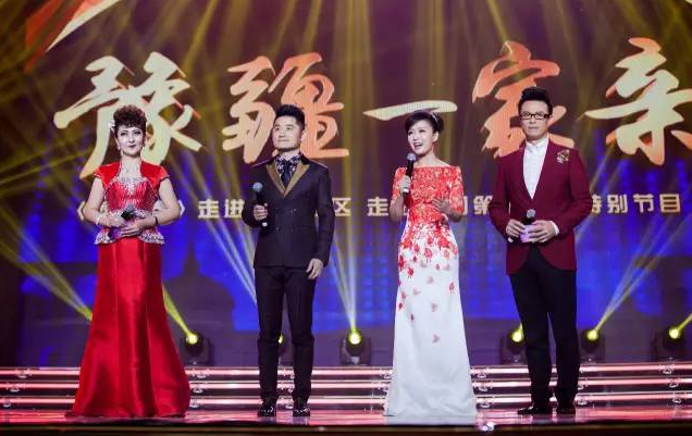 主持人：白燕升、龐曉戈、關(guān)楓、熱娜·古麗（從右到左）