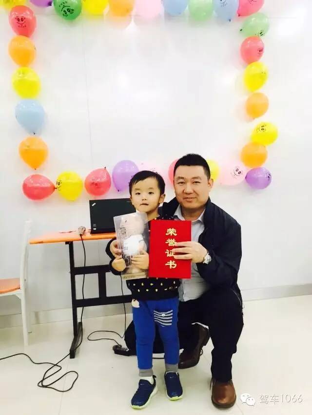 我是小小銀行家，來跟行長合個影哦