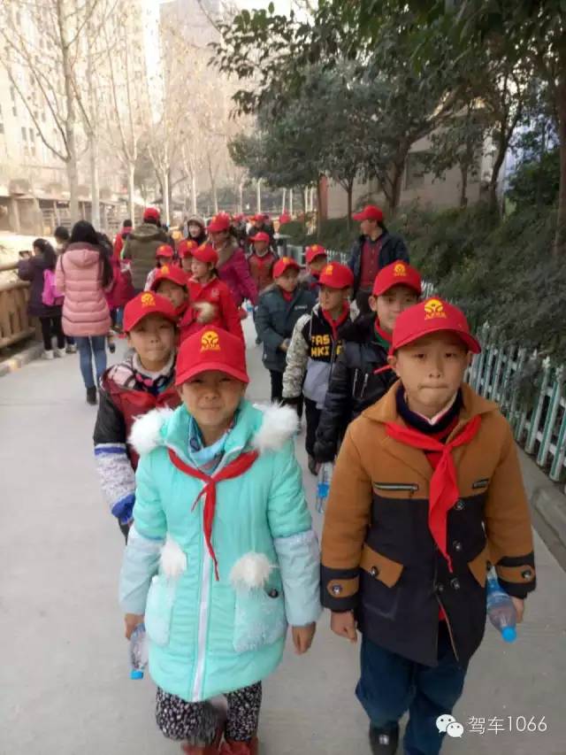 脖子上戴著紅領(lǐng)巾，頭上頂著小紅帽，排著整齊的隊伍——出發(fā)！