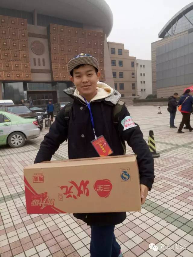河南電臺1066主持人小澤，搬送愛心餃子。