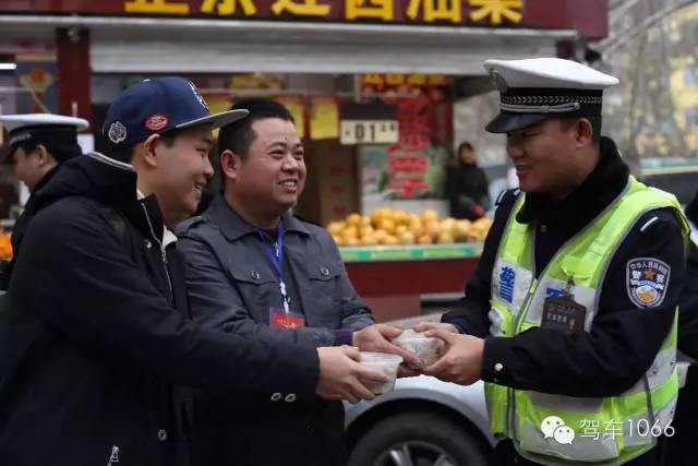新華社攝影記者李博，也隨我們1066小分隊一路同行他也為我們記錄下了一幕幕溫暖的瞬間。