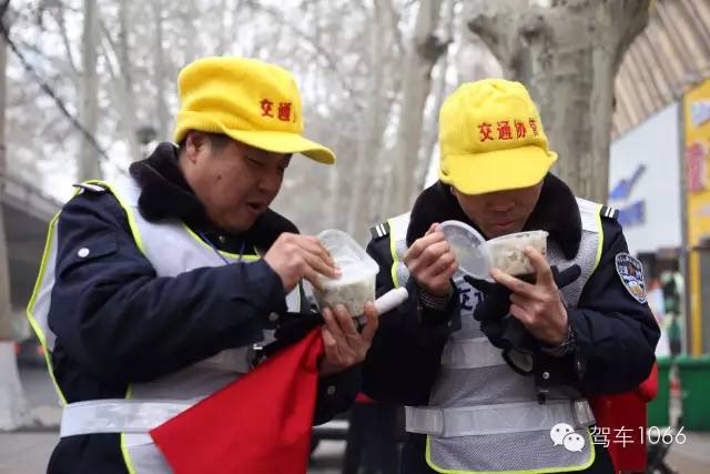 1066小分隊和志愿者來到金水路文化路，給這里執(zhí)勤的交警和協(xié)管送去暖心餃子。
