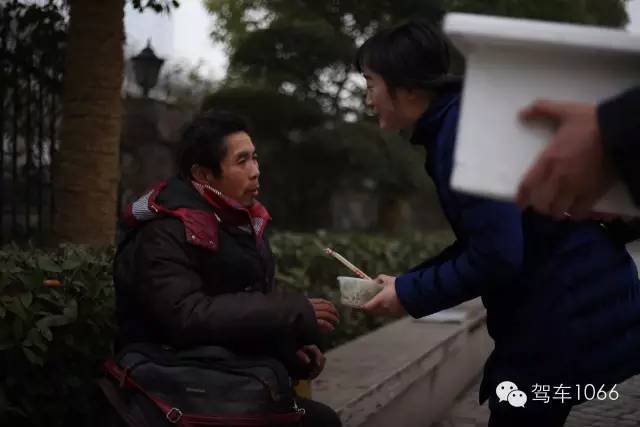 1066小分隊來到紫荊山（摩的司機、出租車司機、市民)，給他們送去餃子。