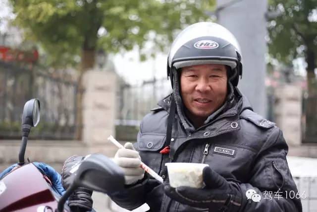 1066小分隊來到紫荊山（摩的司機、出租車司機、市民)，給他們送去餃子。