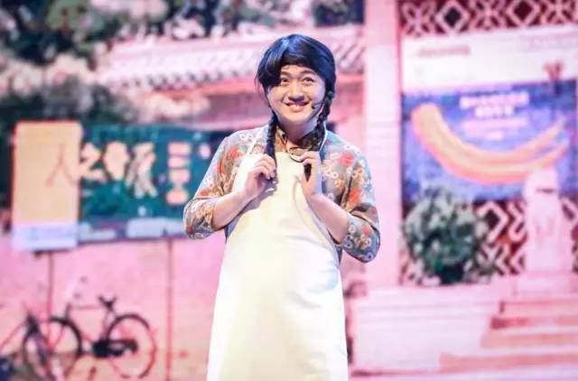 小品《那些年我們錯(cuò)過的一支舞》，主播樂天、張嵩的裝扮你給打幾分？