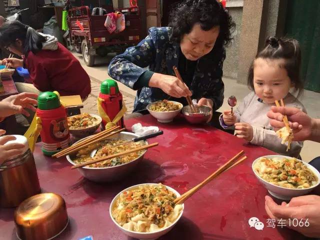 據(jù)說(shuō)手搟面和柴雞蛋更配哦！