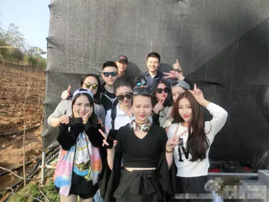 能認(rèn)出幾位超女？王佳月和其他兩位超女本周就要前往長(zhǎng)沙咯