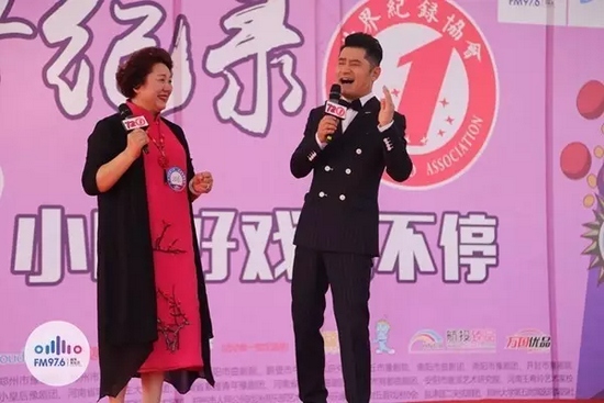 原來是關(guān)大帥哥的演唱，逗笑了全場觀眾