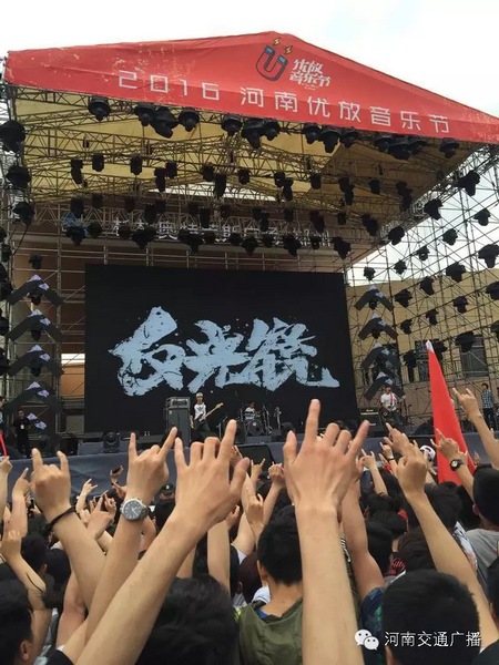 這么多朋友！默契的舉著一個(gè)手勢！