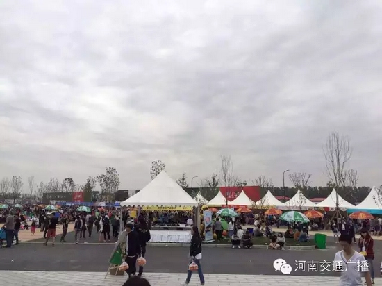 雖然天空已經(jīng)烏云密布，但大家的熱情絲毫不減！