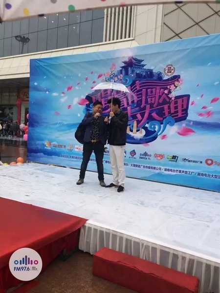 這位男士向遠(yuǎn)在家鄉(xiāng)的妻子隔空表白，勇氣真是大大的，您對妻子的愛，已經(jīng)超越萬水千山。