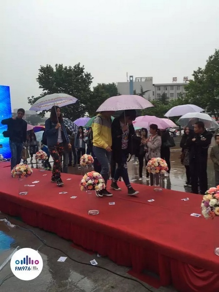 　　好友從屏幕后面走出來，他們特意從陜西、平頂山趕來為兩人送出祝福。
