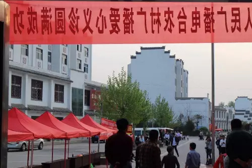 在大家的齊心努力下，終于在天黑前將第二天義診活動(dòng)場(chǎng)地搭建好了。