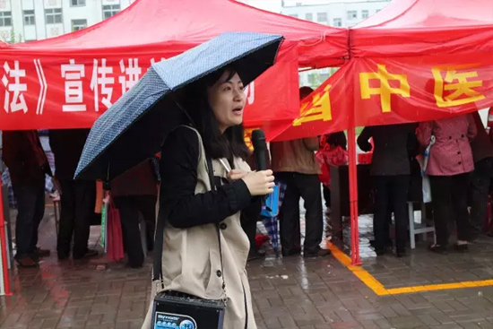 《健康河南》主播柳青也一直在雨中，不畏寒冷，引導(dǎo)大家排隊(duì)掛號(hào)，指路，排憂解難……