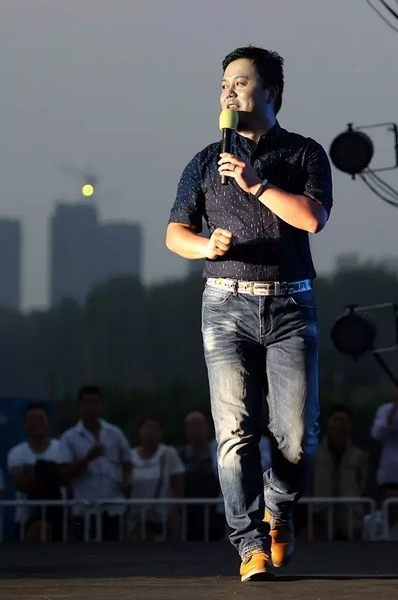 莫非此刻是在向前走還是向后移？