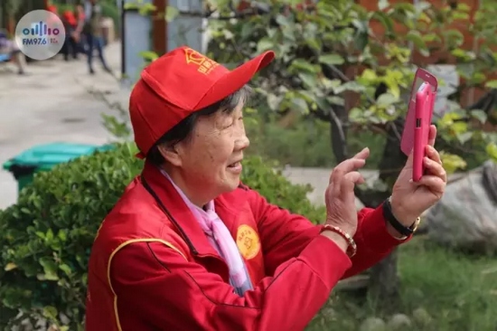爺爺奶奶叔叔阿姨被盛運(yùn)莊園的景致吸引，紛紛拍照留影