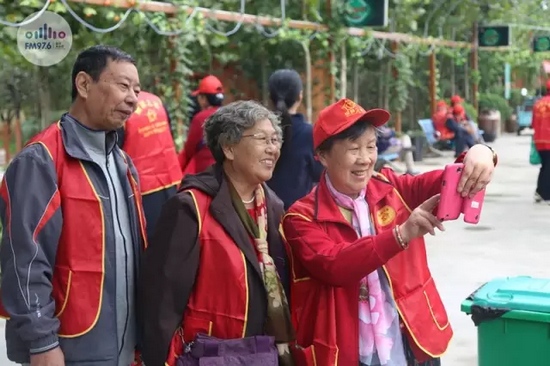 爺爺奶奶叔叔阿姨被盛運(yùn)莊園的景致吸引，紛紛拍照留影