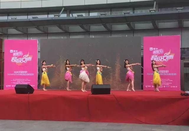伴隨著舞蹈演員們的開場(chǎng)，比賽在上午10點(diǎn)半正式拉開序幕