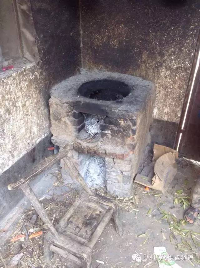 走訪另一個貧困家庭，進去之后才知道什么是真正的一貧如洗、家徒四壁。