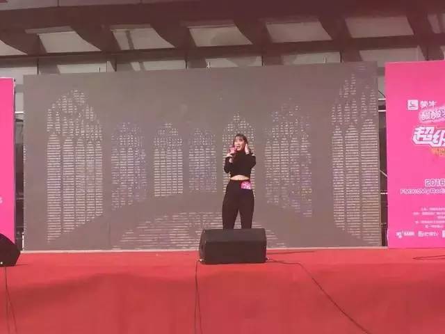 這pose一看就是在飆高音，猜猜看她唱的是哪首歌？