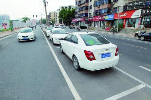 鄭州首創(chuàng)“內(nèi)嵌式”停車位長(zhǎng)啥樣？ 市民直呼沒見過