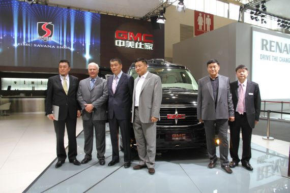 北京國際車展上，全新GMC S系列頂級商務(wù)車在亞太區(qū)首發(fā)。圖為企業(yè)領(lǐng)導(dǎo)與新車合影。